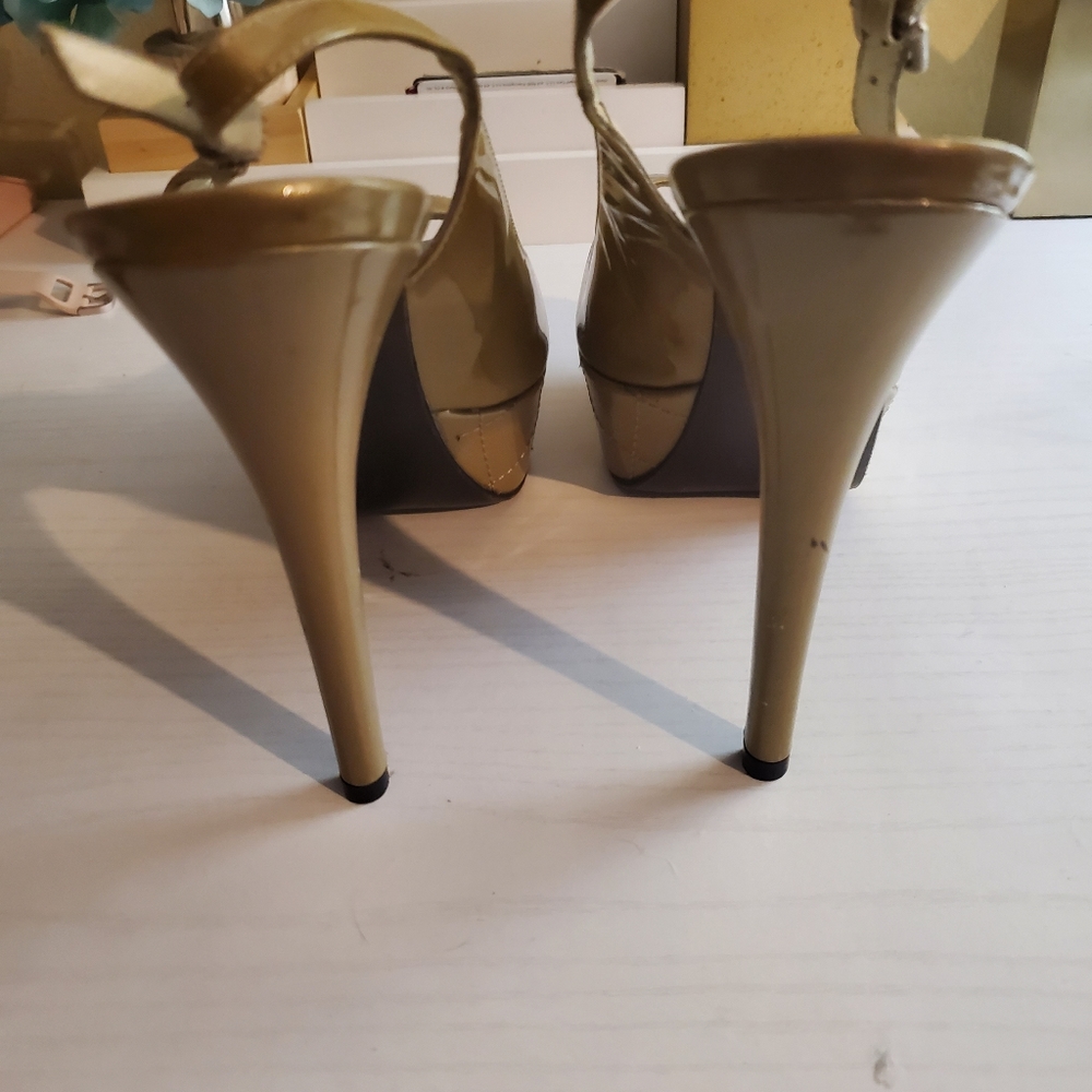 Stuart Weitzman gold peep toe shoes - Picture 4 of 5